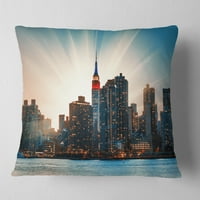 Designart Manhattan látképe fényes naplemente - dobás párna - 16x16