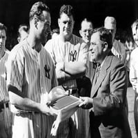 Lou Gehrig Bemutatott Egy Tekercset, Amely Megemlékezett LaGuardia Polgármester Egymást Követő Játékrekordjáról. Szeptember