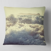 Designart ordító fehér hullámok a strandon - Seascape Dobás párna - 18x18